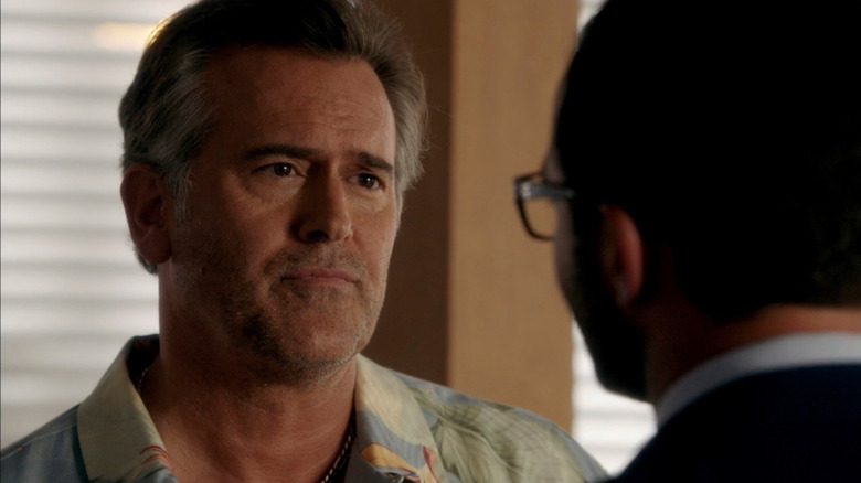 Bruce Campbell as Sam talking to someone on Burn Notice.