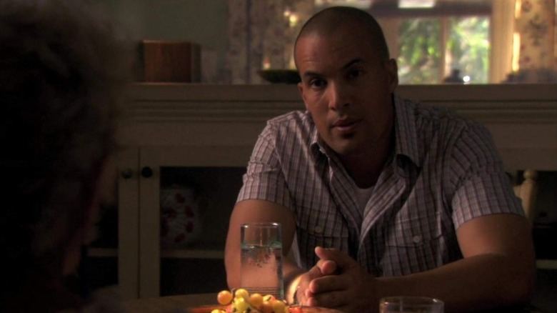 Coby Bell as Jesse talking to someone in Burn Notice.