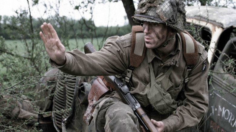 Dick Winters giving a command signal on the battlefield in Band of Brothers