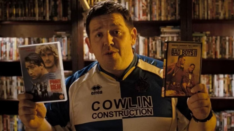 Danny Butterman tira dois de seus discos favoritos em sua coleção em Hot Fuzz