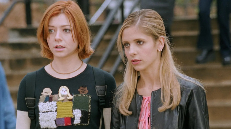 Sarah Michelle Gellar's Buffy Summers and Alyson Hannigan's Willow standing outside of school in Buffy the Vampire Slayer