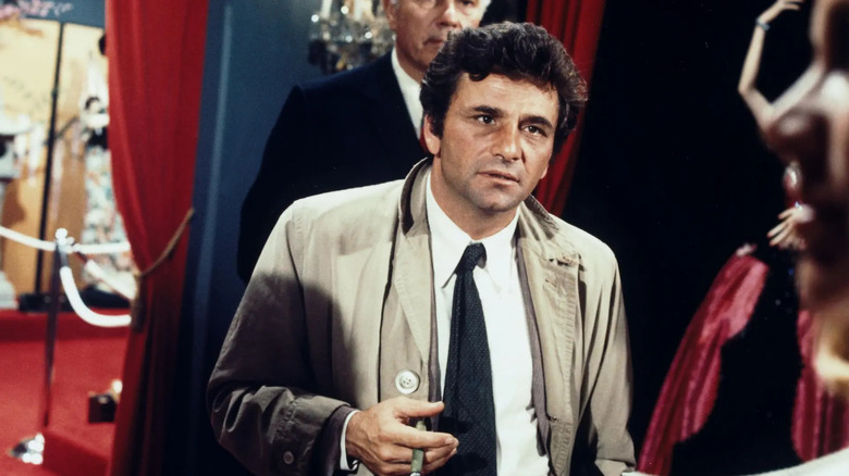 Peter Falk como tenente Columbo segurando um charuto em Columbo