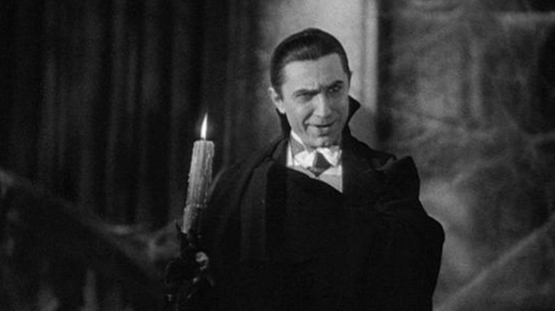 Drácula de Bela Lugosi da la bienvenida a un visitante en Drácula de Tod Browning