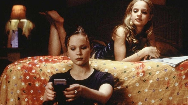 Jane and Angela in bedroom in American Beauty