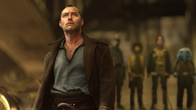 Jude Law como Jod descendo a rampa de sua nave em Star Wars: Skeleton Crew