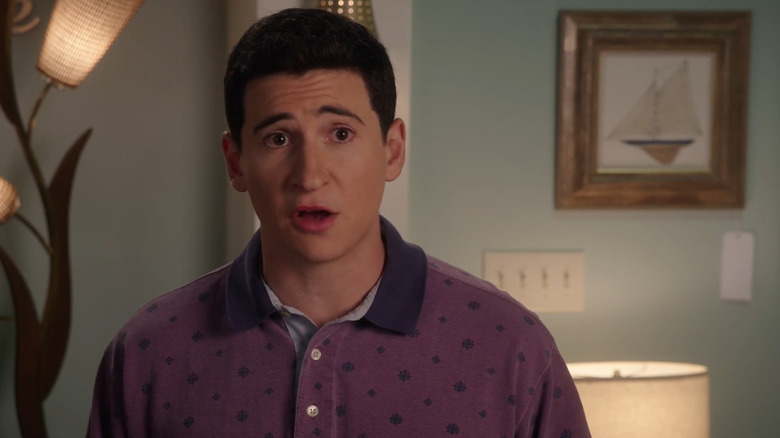 Sam Lerner as Geoff Schwartz talking in The Goldbergs