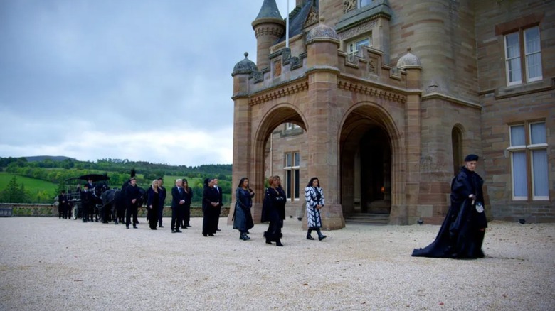 Players follow Alan Caming in front of the Ardors Castle on traitors