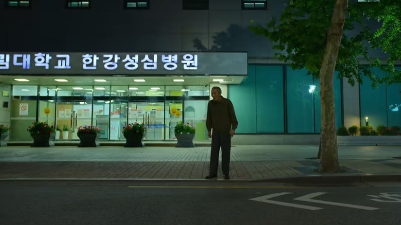 Oh Il-nam de O Yeong-su se encuentra en la calle en Squid Game