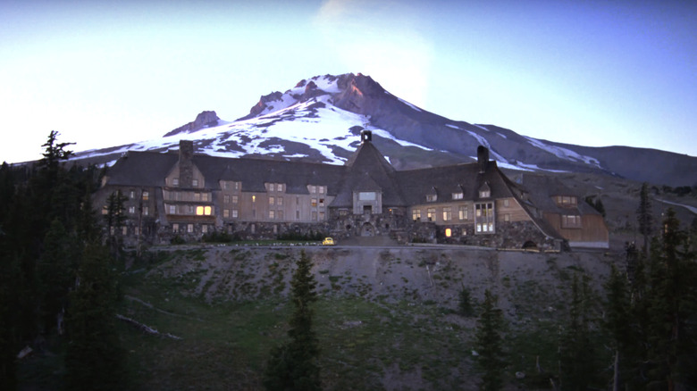 Uma foto de estabelecimento do Overlook Hotel descreve todo o prédio no brilho