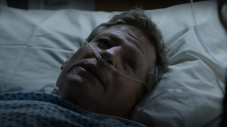 Ryan O'Neal (Max Keenan) yace en una cama de hospital en Bones