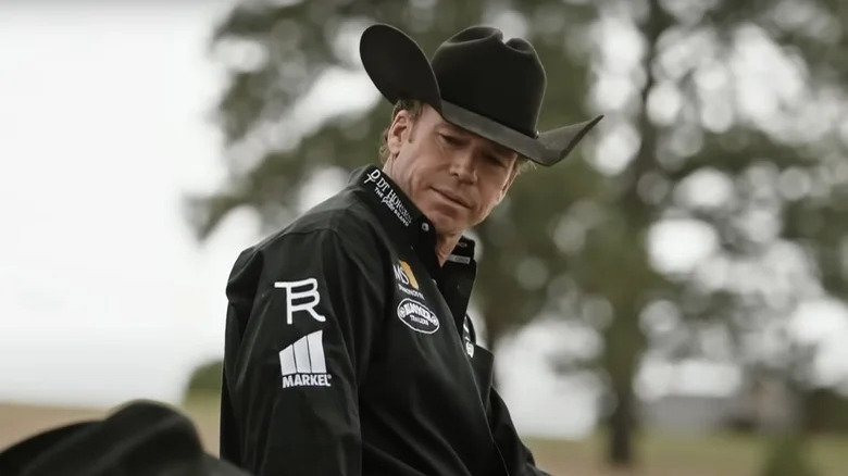 Travis Whitley viste camiseta negra y sombrero en Yellowstone