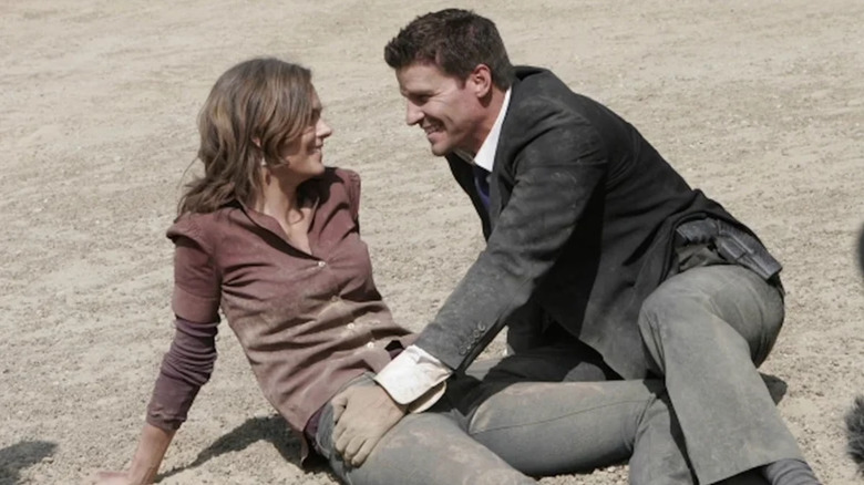 Temperance und Booth in einer Episode der zweiten Staffel von „Bones“ voller Dreck