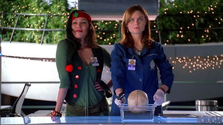 Michaela Conlin as Angela and Emily Deschanel as Brennan preparing for Christmas in Bones