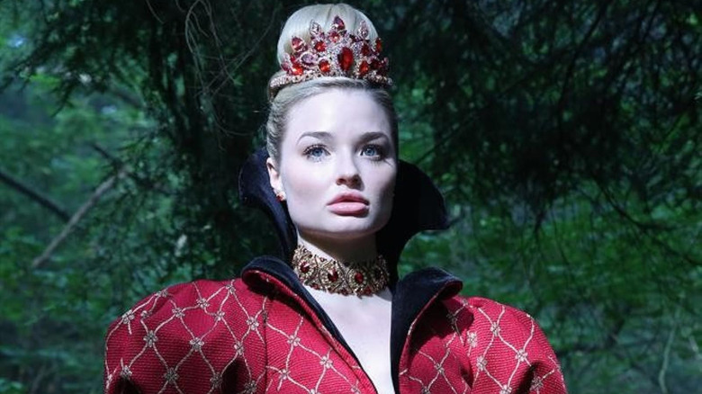 Emma Rigby como a Rainha Vermelha parada na floresta em Era uma vez no país das maravilhas