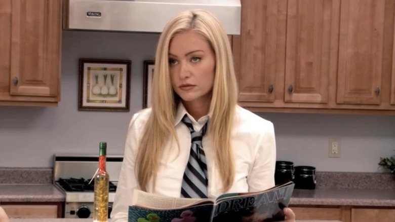 Portia de Rossi's Lindsay Bluth wearing shirt and tie on Arrested Development