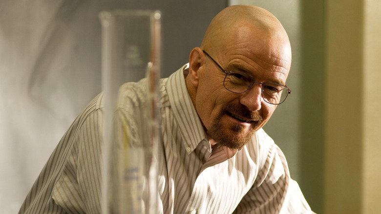 Bryan Cranston como Walter White, parecendo nefasto, em Breaking Bad