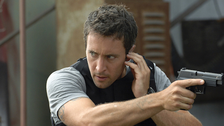 Alex O'Loughlin agita un arma como Steve McGarrett en Hawaii Five-0