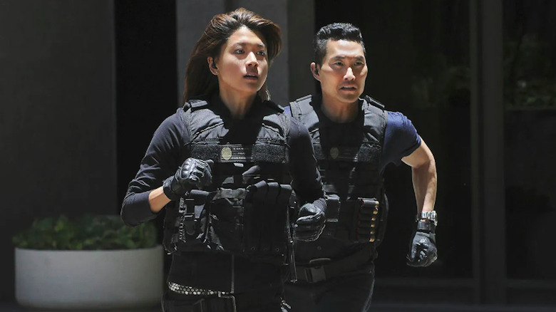 Daniel Dae Kim como Chin Ho Kelly y Grace Park como Kono Kalakaua usan ropa blindada y blindada para trabajar en Hawaii Five-0