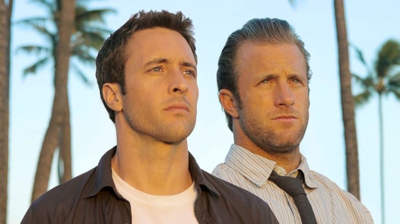 Alex O'Loughlin como Steve McGarrett y Scott Caan como Danny Williams adoptan una pose rocosa en Hawaii Five-0