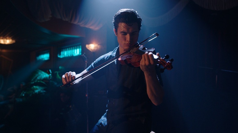 Reggie toca el violín en el escenario de Riverdale