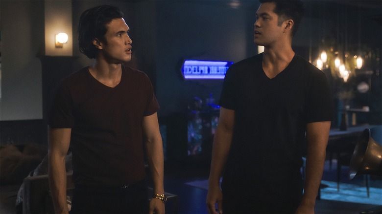 Reggie Charles Melton y Reggie Ross Butler se miran fijamente en Riverdale