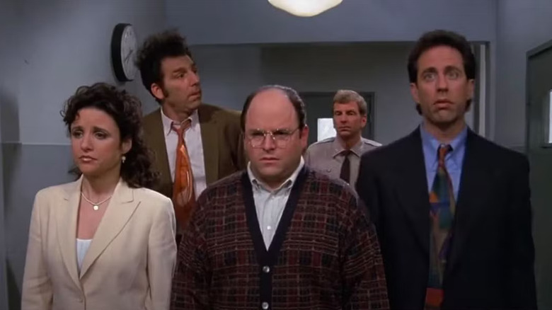 Elaine, Kramer, George y Jerry son llevados a los tribunales por Seinfeld