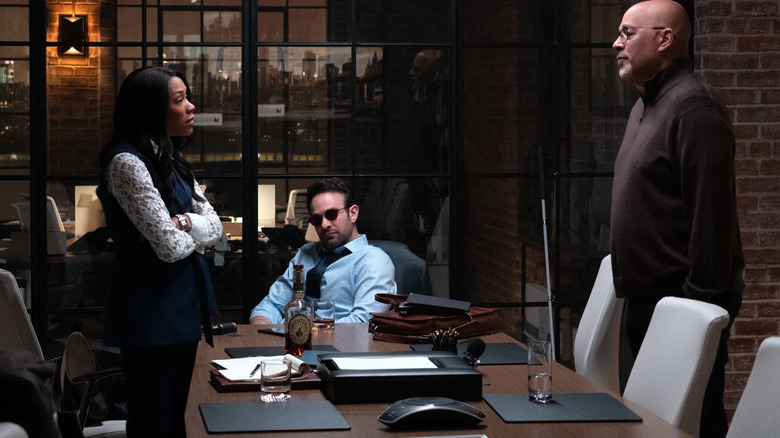 Niki M. James como Kirsten McDuffie, Charlie Cox como Matt Murdock e Clark Johnson quando Cherry se reuniu em torno de uma mesa de conferência em Demolidor: Nascido de novo