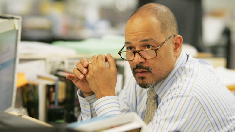 Clark Johnson sebagai editor surat kabar Gus Haynes di Musim 5 dari The Wire