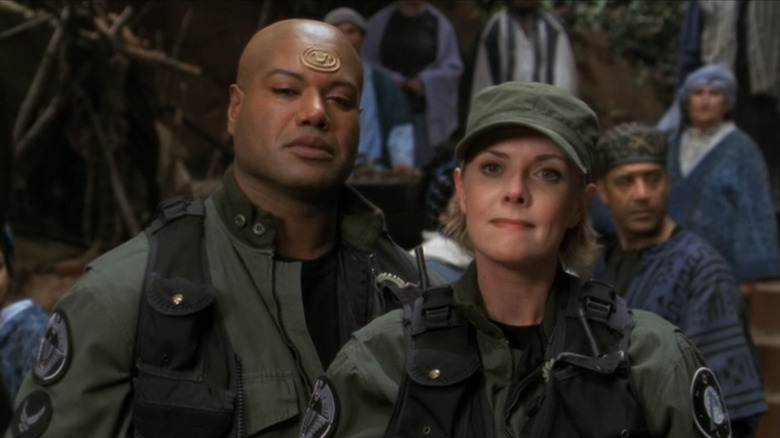 Teal'c Christopher Hakim berdiri di samping Amanda Tapper Samantha Carter di Stargate SG-1