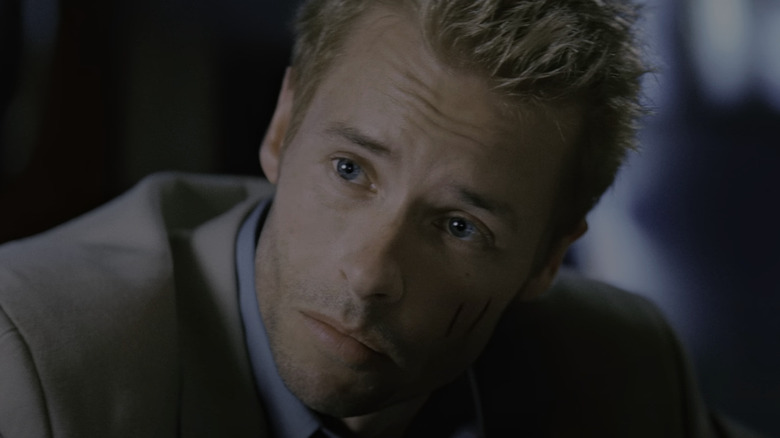 Guy Pearce's Leonard Shelby looks off camera in Memento