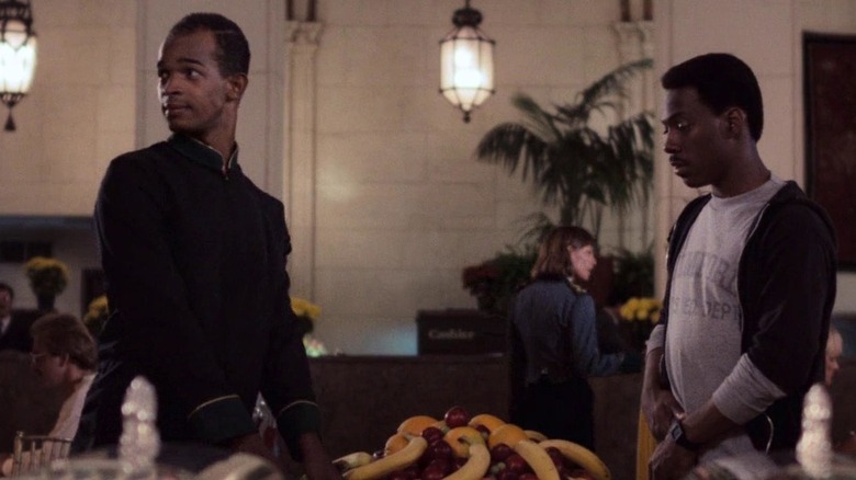 Damon Wayans as a banana man and Eddie Murphy as Axel Foley in Beverly Hills Cop