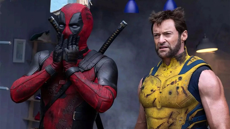 Deadpool parece sorprendido mientras está junto a Wolverine en Deadpool & Wolverine.