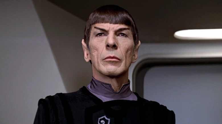 Leonard Nimoy como Spock mira severamente en Star Trek: The Motion Picture