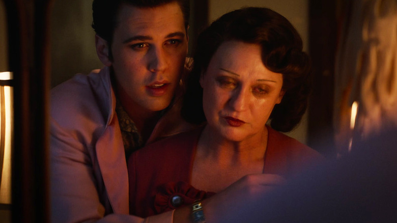 Elvis Presley, de Austin Butler, fica atrás de Gladys Presley, de Helen Thomson, em Elvis