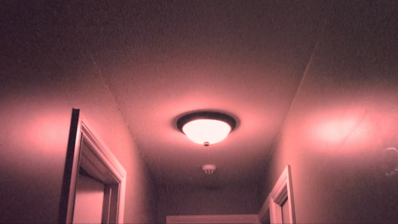 Ceiling light in Skinamarink