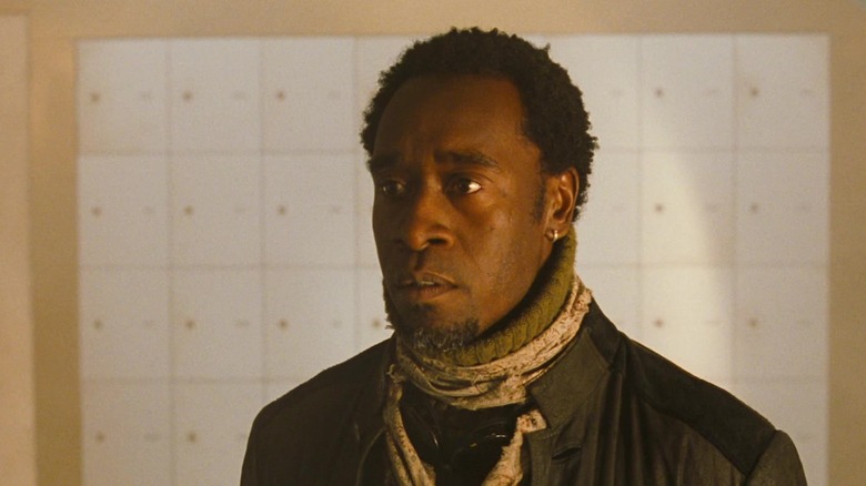 Bashir Don Cheadle se encuentra en la bóveda de un banco en Ocean's Eleven