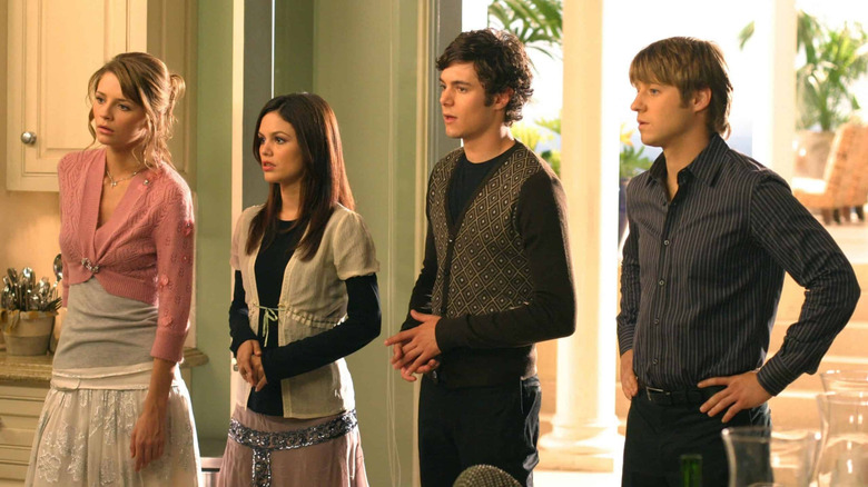 Marissa, Summer, Seth, and Ryan in the Cohen kitchen looking confused on The O.C.