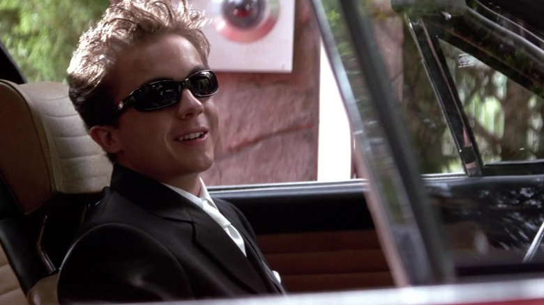 Frankie Muniz's Cody grins while wearing sunglasses and driving a convertible in Agent Cody Banks