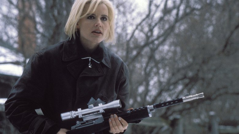 Geena Davis as Samantha Caine holding a gun in The Long Kiss Goodnight