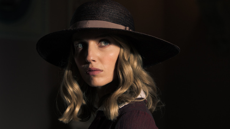 Annabel Wallis as Grace from peak blinds in the hat