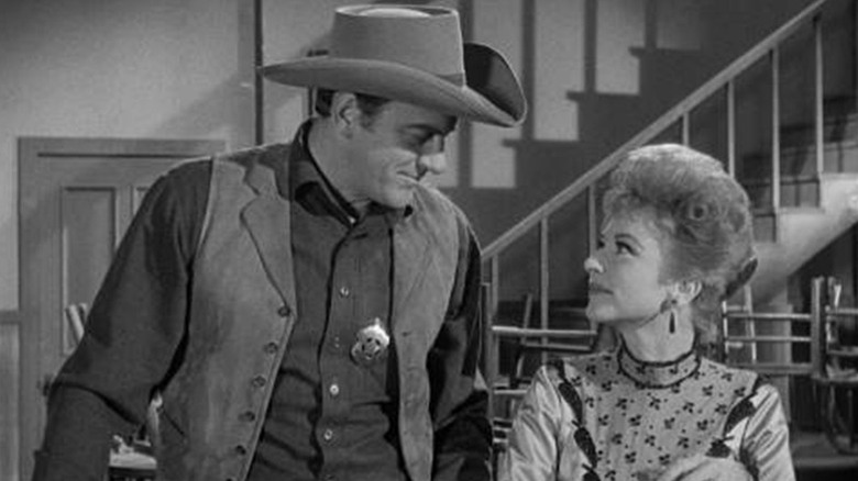 Matt y Miss Kitty se sonríen en Gunsmoke