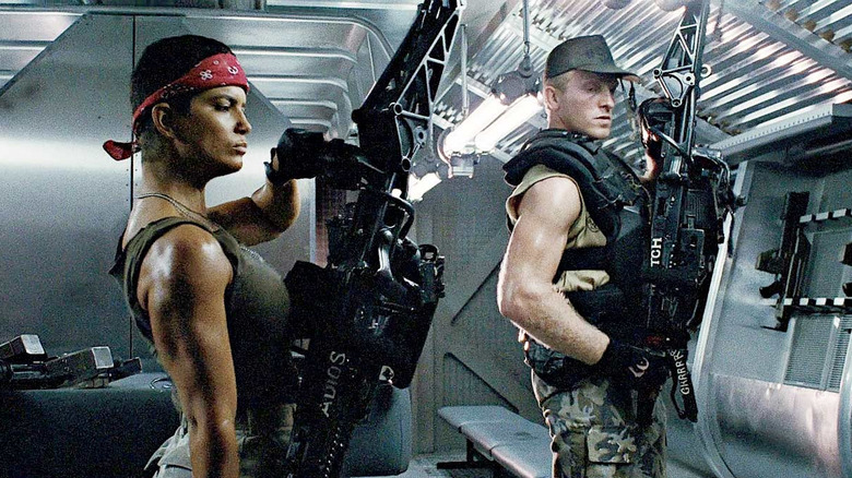 Vasquez (Jenette Goldstein), Drake (Mark Rolston) in "Aliens" (1986)