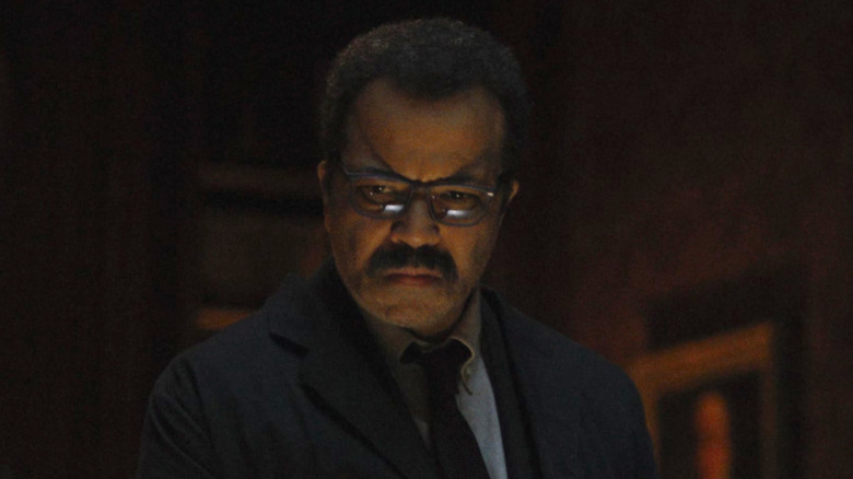 Jeffrey Wright as Lieutenant Jim Gordon glaring with his glasses on in The Batman