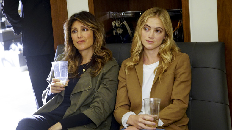 Alex Quinn, de Jennifer Esposito, sentado com Ellie Bishop de Emily Wickersham em NCIS