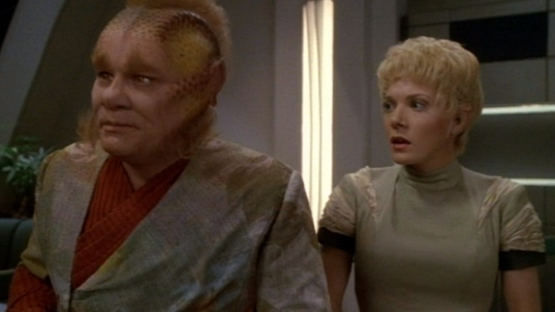 Kes looking at Neelix's back in panic in Star Trek: Voyager