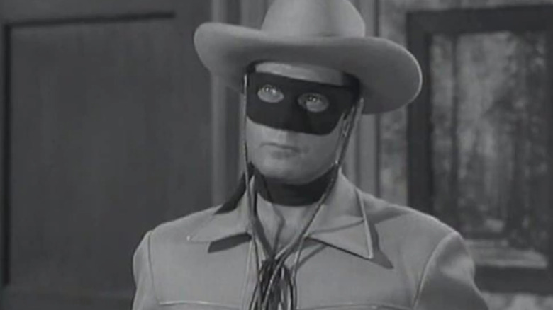 Claytom Moore como o Lone Ranger, em uma bela casa