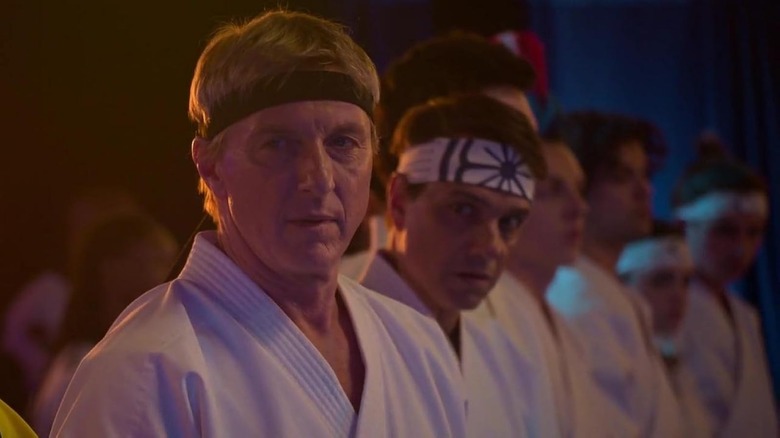 Johnny Lawrence von William Zabka und Daniel LaRusso von Ralph Macchio sehen in Cobra Kai besorgt aus