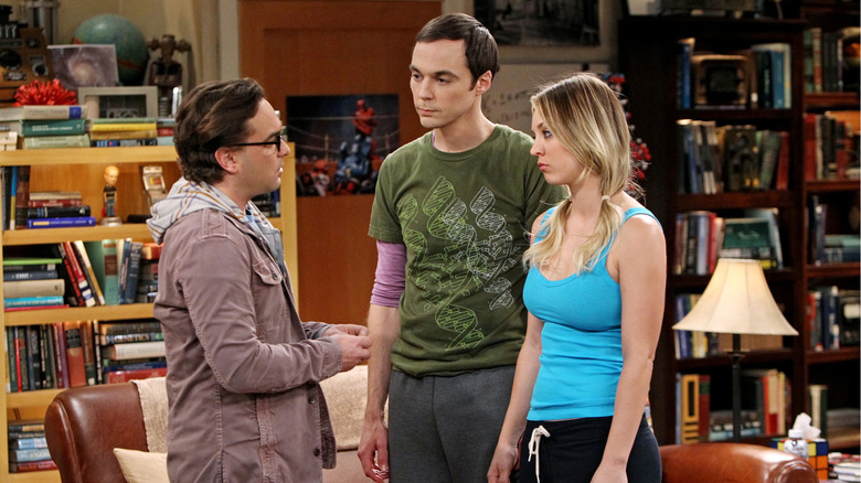 Leonard, Sheldon und Penny unterhalten sich im Wohnzimmer über The Big Bang Theory