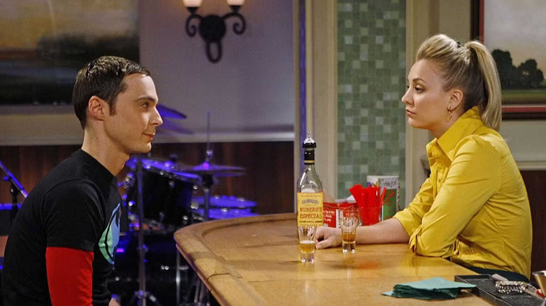 Sheldon und Penny in der Bar der Cheesecake Factory in The Big Bang Theory