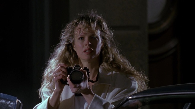 Vicki Vale realizando sua investigação no Batman de 1989